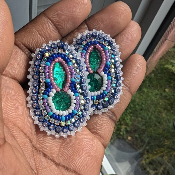 Beade Medallion and Matching Earrings - Picture 5 of 7